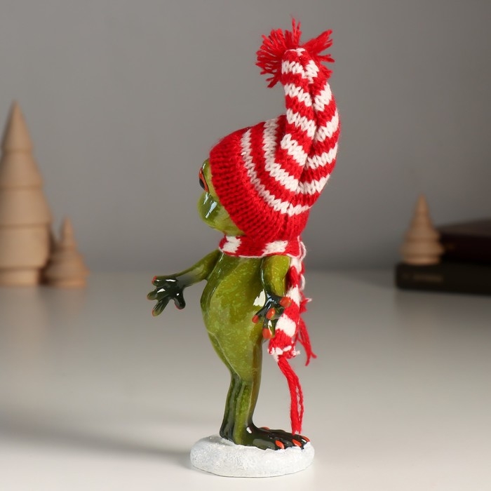 Сувенир полистоун лак Сувенир полистоун лак "Лягуха в шапочке и шарфике готовится упасть в снег" 8,2х6,5х18 см