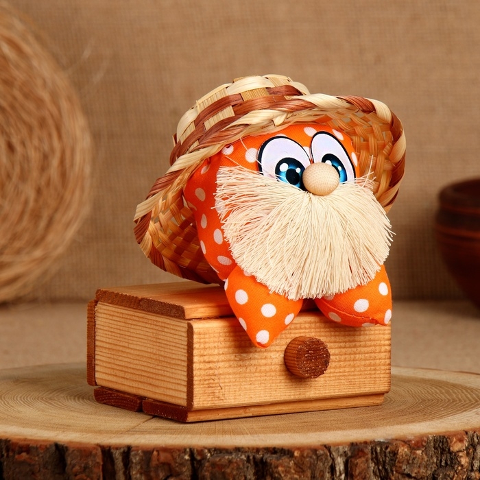 Оберег Оберег "Домовой Стасик", на сундуке, 15 х 11 см