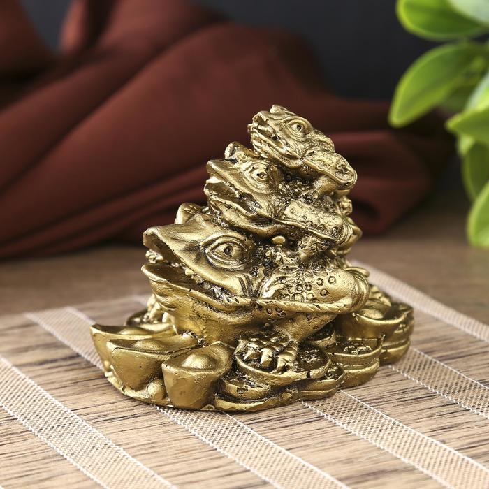 Нэцке полистоун под бронзу Нэцке полистоун под бронзу "Три жабы - пирамида" 7х8,8х6,3 см