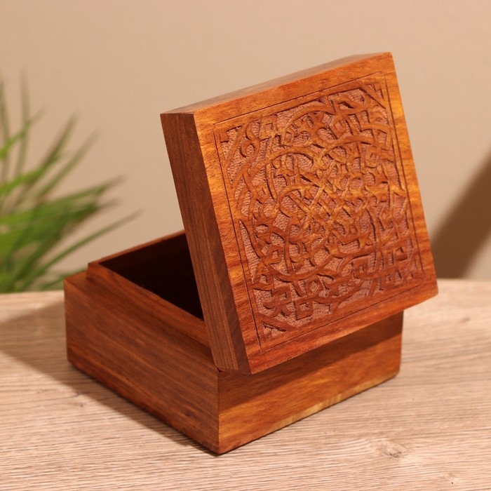 Шкатулка резная 10х10х6 см, дерево шишам Шкатулка резная 10х10х6 см, дерево шишам