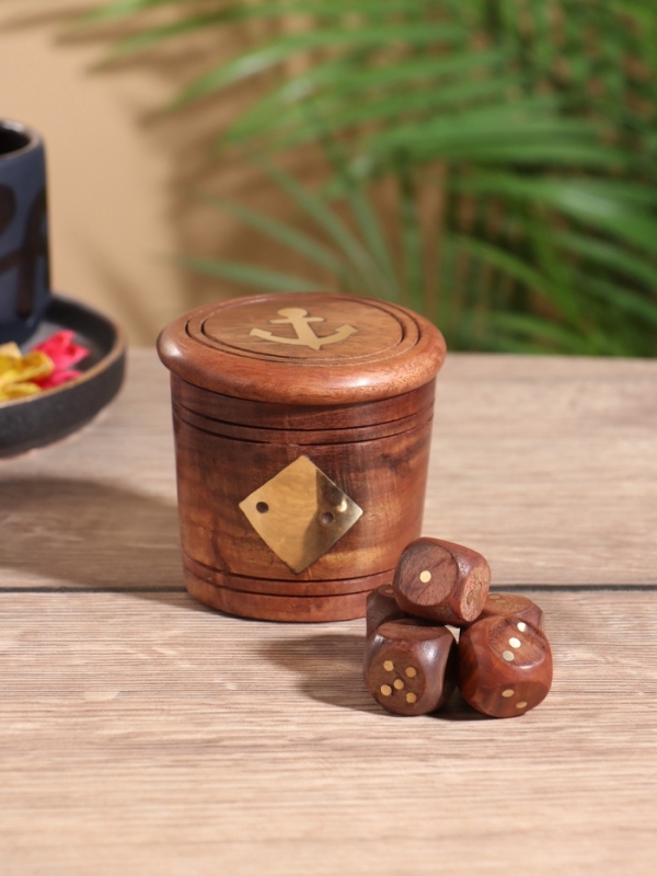 Кости игральные в шкатулке 6,5х6,5х6 см, дерево шишам, латунь Кости игральные в шкатулке 6,5х6,5х6 см, дерево шишам, латунь