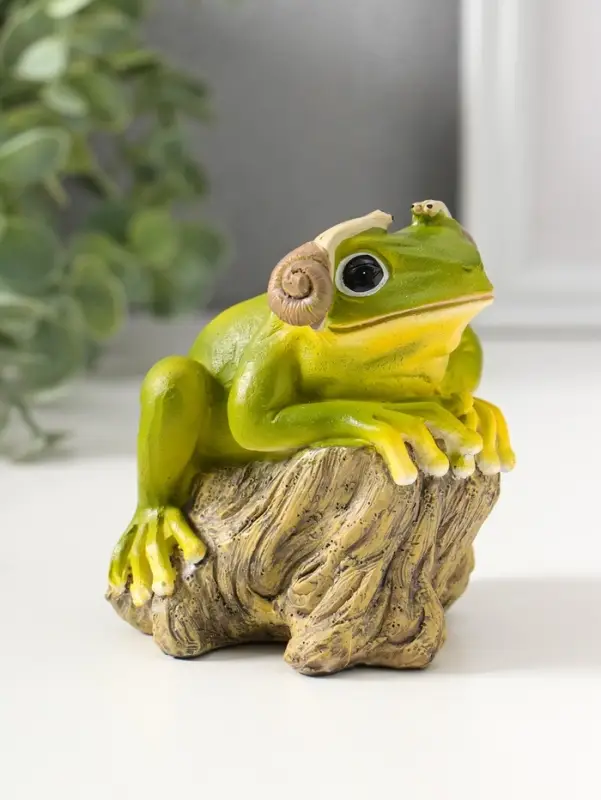 Сувенир полистоун "Лягушонок на коряге с улитками на ушах" 9,5 см