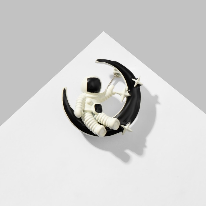 Брошь «Космонавт» на луне, цвет чёрно-белый Брошь «Космонавт» на луне, цвет чёрно-белый