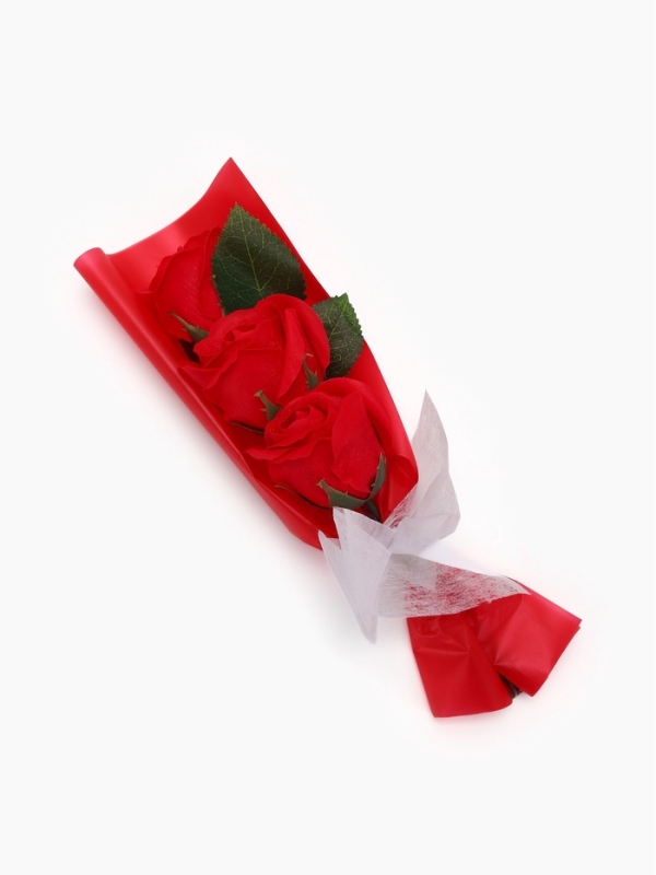 Букет из трех мыльных красных роз в колбе.