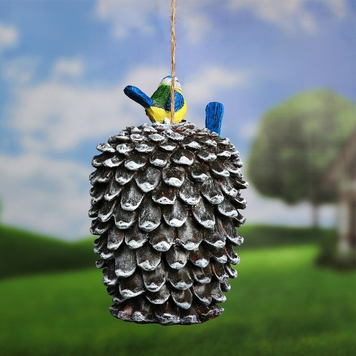 Подвесной декор  Подвесной декор "Кормушка шишка с птичками" 20х11х12см