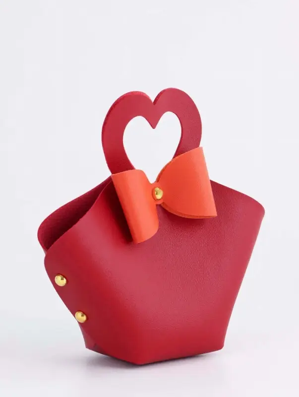 Кожанная подарочная сумочка 10,5 х 5 х 6 см красная Кожанная подарочная сумочка 10,5 х 5 х 6 см красная