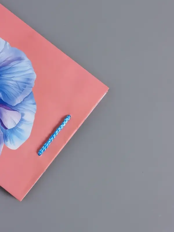 Пакет подарочный ламинированный, "Взгляд фиалки" 18 х 22,3 х 10 см