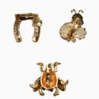 Броши "Счастливый случай" (набор 3шт), цветной в золоте Броши "Счастливый случай" (набор 3шт), цветной в золоте