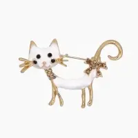 Брошь &laquo;Кошка&raquo;, кокетливая с бантом, белая в кофейном золоте