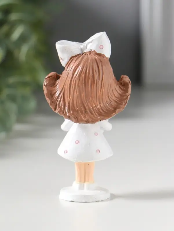 Сувенир полистоун "Девочка с большим бантом в волосах, держит сердце" 4,7х3х9 см
