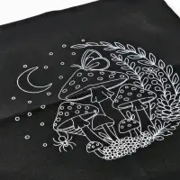 Вышивка гладью 20х20 см "Огни спящей чащи"