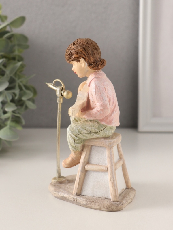 Сувенир полистоун "Мальчишка играет на гитаре, с котёнком" 8х8х13,5 см