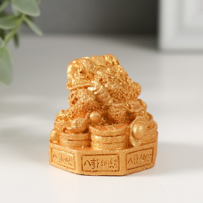 Нэцкэ полистоун под золото  Нэцкэ полистоун под золото "Жаба на монетках и пьедестале с символами" 4,2х4,4х4,1 см