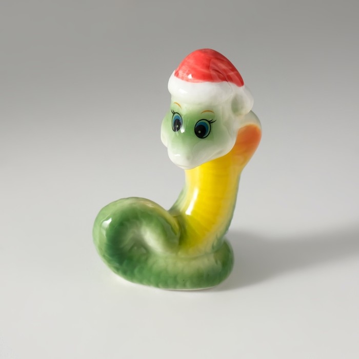 Сувенир керамика Сувенир керамика "Зелёная кобра в новогоднем колпаке" 4х6х8 см
