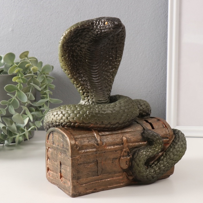 Копилка  Копилка "КОБРА НА СУНДУКЕ"    20 х 17 х 12 см.
