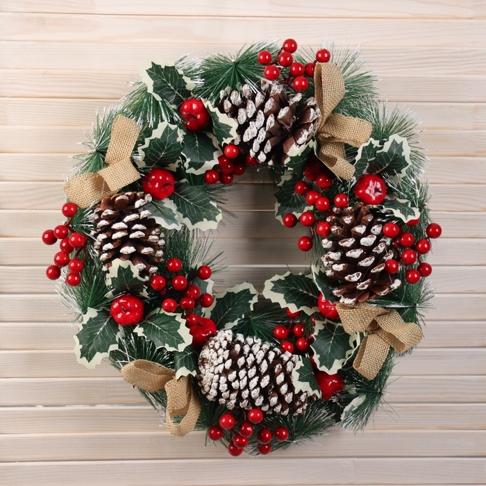 Венок новогодний d-40 см  Венок новогодний d-40 см "Лесной фестиваль" листочки ягоды шишки