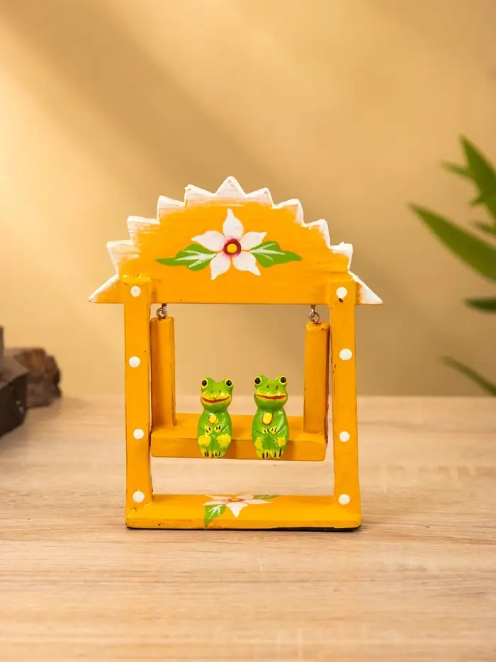 Сувенир "Лягушата на качелях" дерево 10х3,5х15 см, цв.  оранжевый Сувенир "Лягушата на качелях" дерево 10х3,5х15 см, цв.  оранжевый