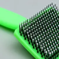 Пуходерка малая, 6&times;13.5 см, мягкая, с закруглёнными зубьями, пластик, зелёная