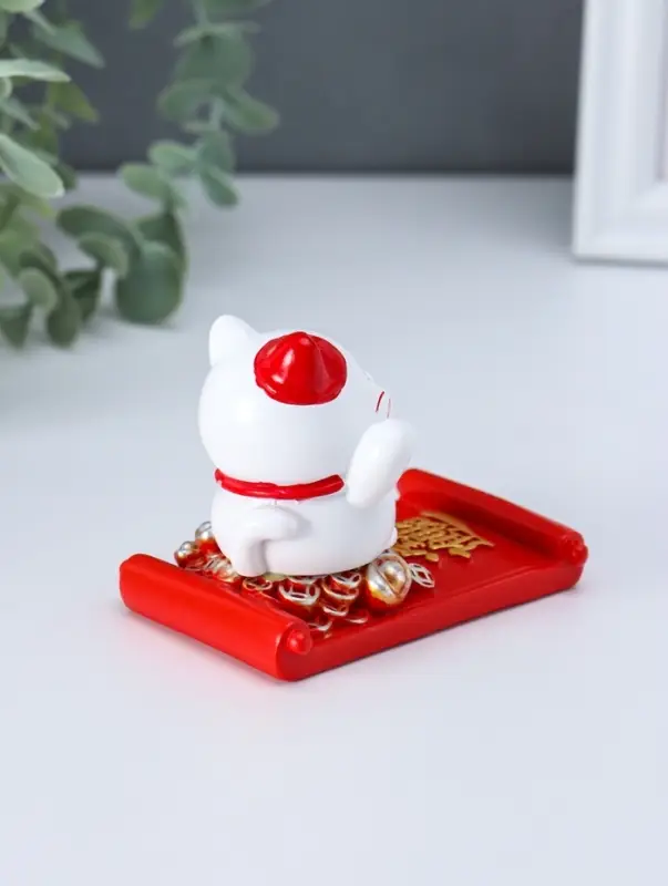 Сувенир полистоун подставка под телефон "Манэки-нэко с золотым слитком" 5,8х8,5х6,5 см