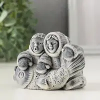 Сувенир "Два рыбака с большой рыбиной" 5,8 см Сувенир "Два рыбака с большой рыбиной" 5,8 см