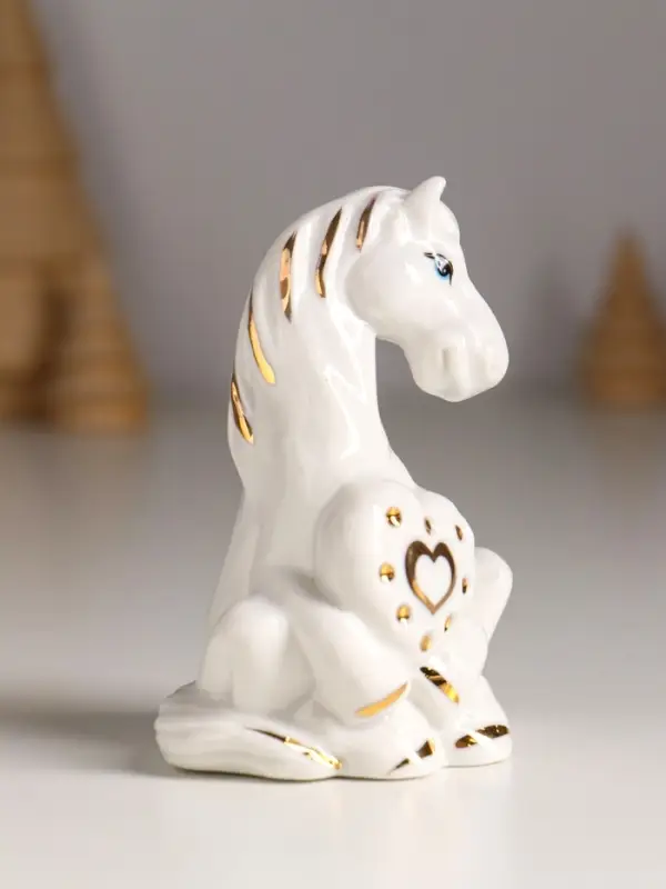 Сувенир керамика "Конь с сердечком" белый с золотом 7х5х8,5 см