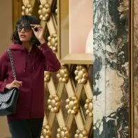 Толстовка на молнии с капюшоном женская Queen, черная, размер XS