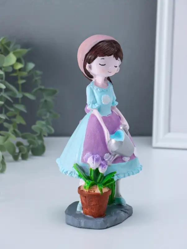 Сувенир полистоун "Девочка с лейкой поливает цветы" 8,8х10,5х20 см