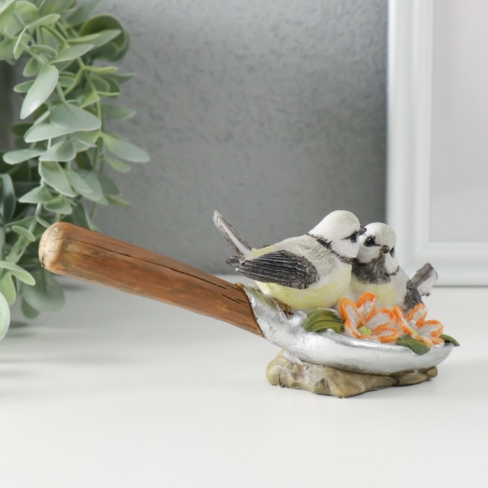 Сувенир полистоун Сувенир полистоун "Синички на лопате, с цветами" 17х5,5х7 см