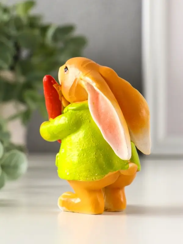 Сувенир полистоун  Сувенир полистоун "Зайчик с морковью, в зелёном пальто" 7х4,5х9 см