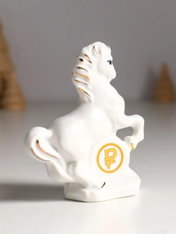 Сувенир керамика "Конь с рублём" белый с золотом 9х3,5х10,5 см