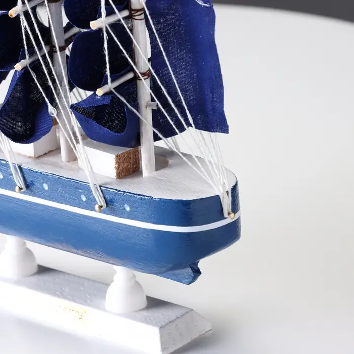 Сувенирная модель корабля &laquo;Дорита&raquo;, борта синие с белой полосой, паруса синие, 23&times;5.5&times;21 см