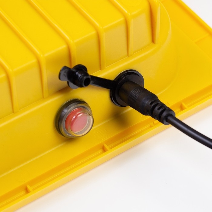 Фонарь-прожектор аккумуляторный, переносной 40 Вт, 7000 мАч, IP67, 8 ч работы, 19 х 23 см Фонарь-прожектор аккумуляторный, переносной 40 Вт, 7000 мАч, IP67, 8 ч работы, 19 х 23 см