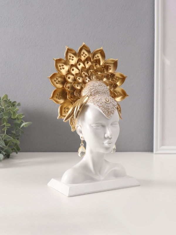Сувенир полистоун бюст Сувенир полистоун бюст "Девушка с золотой георгиной-короной" белый 8,6х17х26,6 см