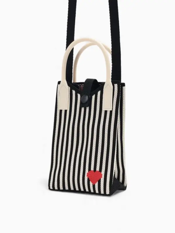 Сумка подр Сердце, 12*4*17, отд на кнопке, дл ремень, бело/черный Сумка подр Сердце, 12*4*17, отд на кнопке, дл ремень, бело/черный