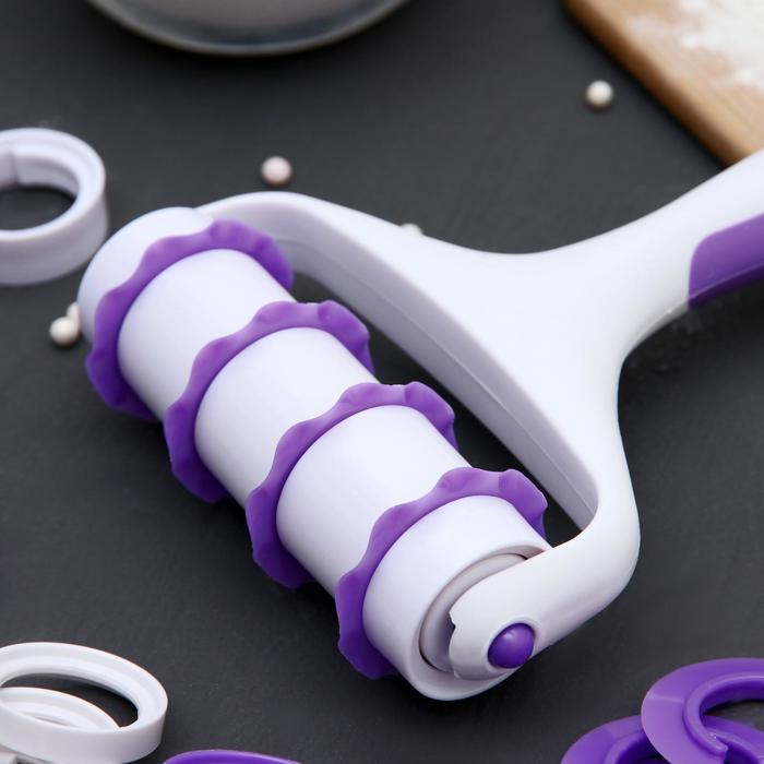 Валик для нарезки теста Доляна «Лепота», 12,5×3×19 см, 4 насадки, цвет белый Валик для нарезки теста Доляна «Лепота», 12,5×3×19 см, 4 насадки, цвет белый