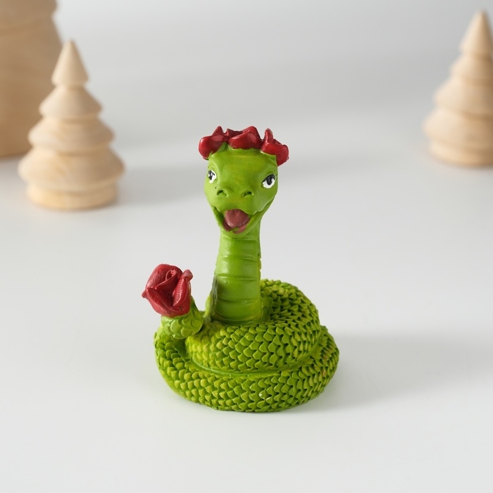 Сувенир полистоун Сувенир полистоун "Змейка с красными розами" 4,9х6 см