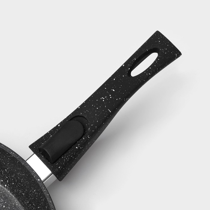 Сковорода кованая Magistro Dark, d=22 см, съёмная ручка soft-touch, антипригарное покрытие, индукция, цвет чёрный Сковорода кованая Magistro Dark, d=22 см, съёмная ручка soft-touch, антипригарное покрытие, индукция, цвет чёрный