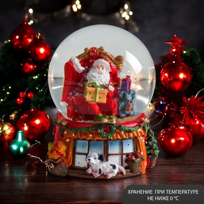 Сувенир полистоун водяной шар "Дед Мороз в кресле с подарками" 7х6,7х8,8 см