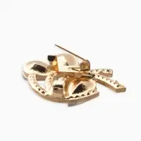 Зажим для кардигана "Ажур", капельки, цвет белый в золоте Зажим для кардигана "Ажур", капельки, цвет белый в золоте