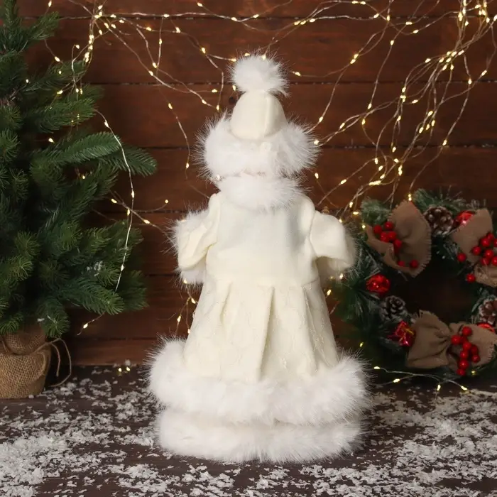 Снегурочка под ёлку &laquo;Зимнее волшебство. В пушистой шубке, с фонариком&raquo; двигается, с подсветкой, 40 см, молочный