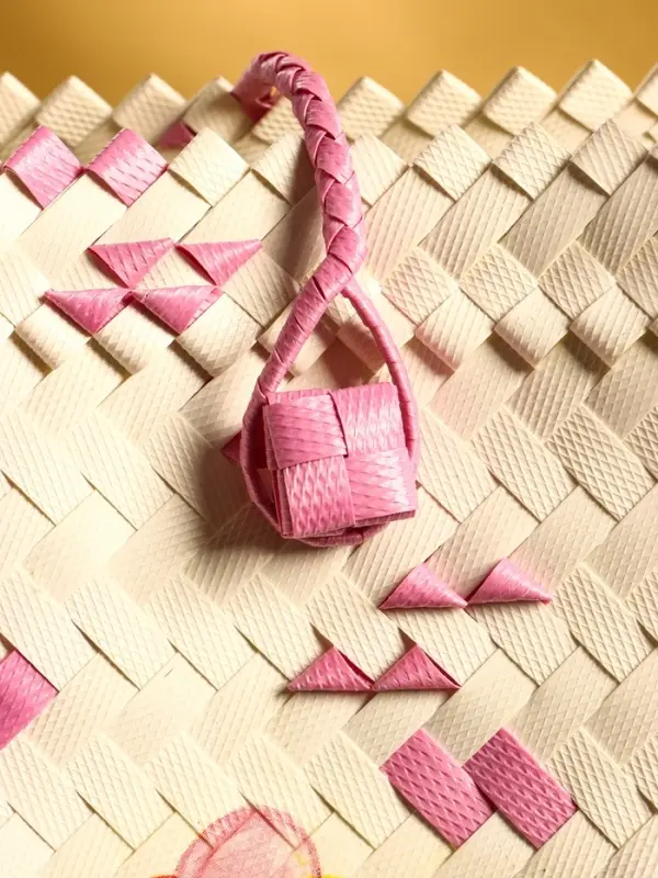 Сумка плетёная на застёжке «Девочка с букетом», 40×10×55 см, пластик, бело-розовая Сумка плетёная на застёжке «Девочка с букетом», 40×10×55 см, пластик, бело-розовая