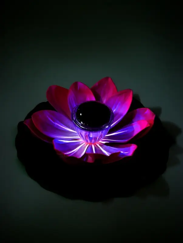 Садовый светильник для водоемов 28 х 28 х 9 см на солнечной бат-е Садовый светильник для водоемов 28 х 28 х 9 см на солнечной бат-е "Лотос" лиловый N009