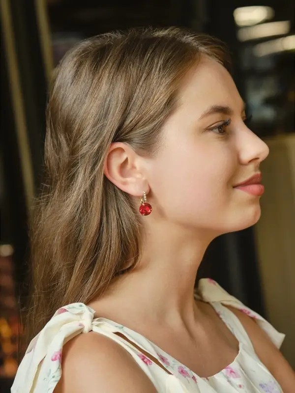 Серьги со стразами &laquo;Сердце&raquo;, мерцание, бело-красные в серебре