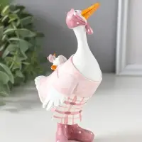 Сувенир полистоун "Гусыня в розовой косынке, с малышом на спине" 9х6,5х15 см