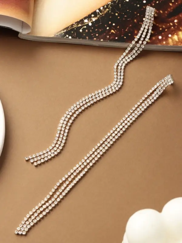 Клипсы для ушей висячие со стразами QF &laquo;Лёд&raquo;, классика, белая в золоте