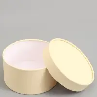 Подарочная коробка круглая, сливочный, завальцованная без окна, 18&times;10 см