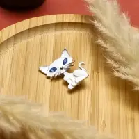 Брошь &laquo;Кошечка&raquo;, хитрая, бело-голубая в серебре