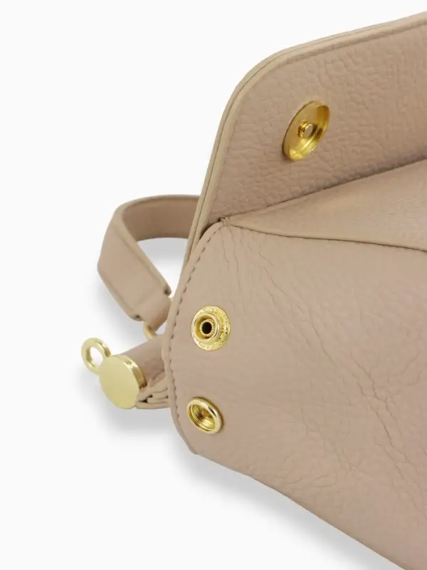 Сумка женская мессенджер TEXTURA на магните, 25&times;9&times;17 см, молочная