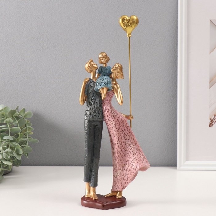 Сувенир полистоун  Сувенир полистоун "Пара с дочкой и с шариком" 6х12,5х33,5 см