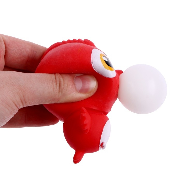 Мялка «Птица» надувает шарик Мялка «Птица» надувает шарик